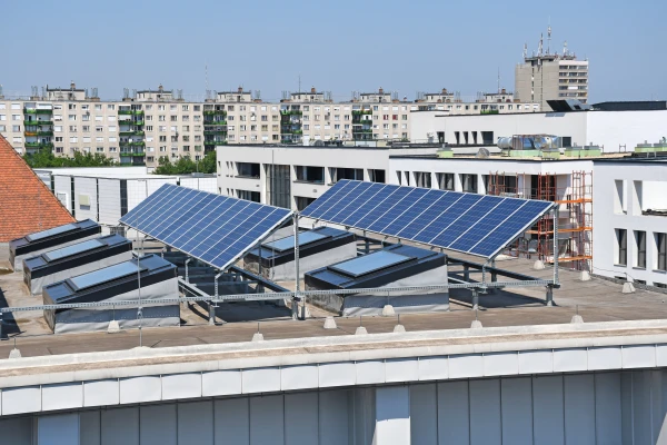 Residents of apartment buildings in Riga promised millions – as long as they install solar panels