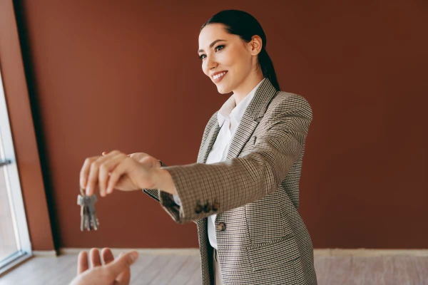 Let a familiar person into the back in Riga: how to get him out now?