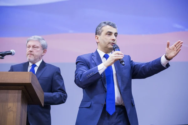 Господа Явлинский и Шлосберг пошли в разные стороны.