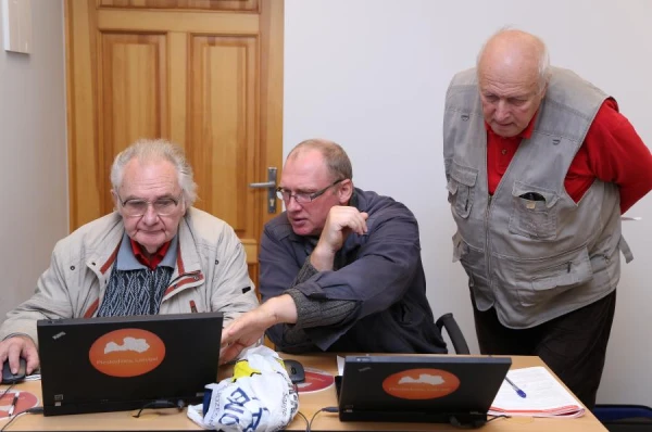 Is it possible to communicate on the apartment building forum in Russian?