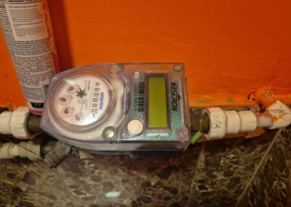 Installation of 'smart' water meters is underway in apartment buildings in Riga. Do residents have to pay for them?
