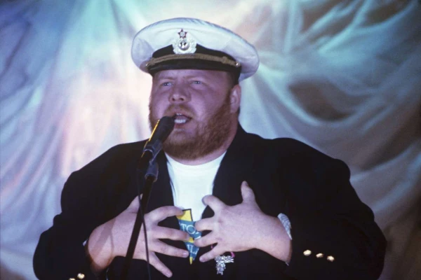 Он всегда - веселый и простой.