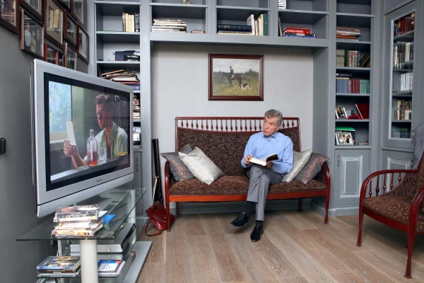 В таких условиях жил популярный ведущий.