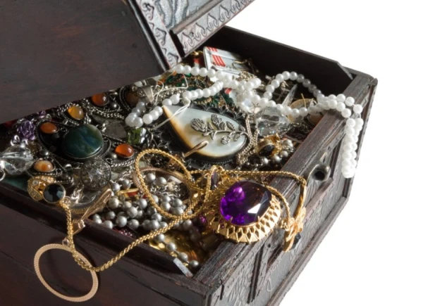 Can You Wear Your Deceased Grandmother's Jewelry: What Psychologists and Esotericists Say