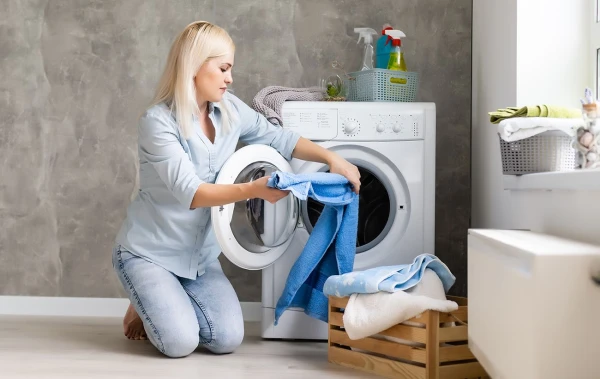 Shaking and Jumping: 5 Mistakes When Loading Laundry into the Washing Machine