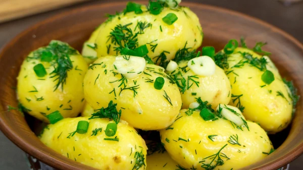 Add just one ingredient to potatoes while boiling: even old tubers will be tasty and fragrant