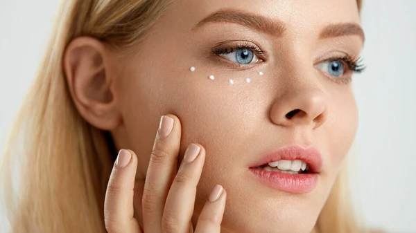 No Swelling and Extra Wrinkles: The Best Way to Apply Eye Cream