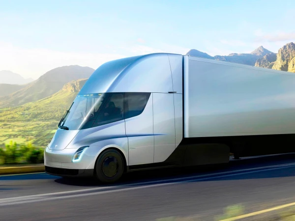 Tesla Updates the Appearance of the Electric Truck Semi