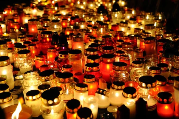 Residents of Latvia are invited to light candles at the Riga Castle. But do it right!