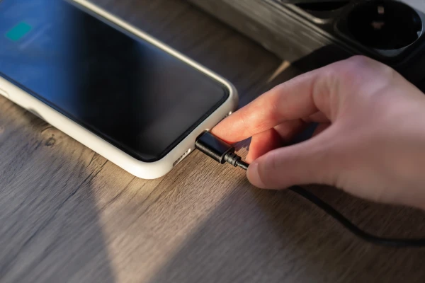 Is it safe to leave your phone charging overnight: what experts say