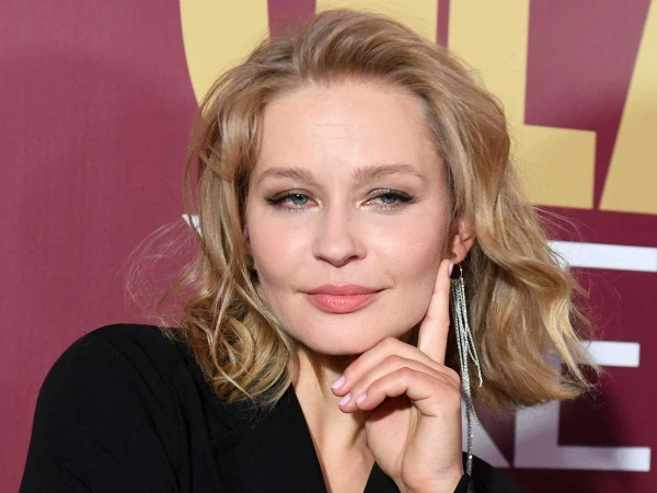 Юлечка по-прежнему свежа и хороша.