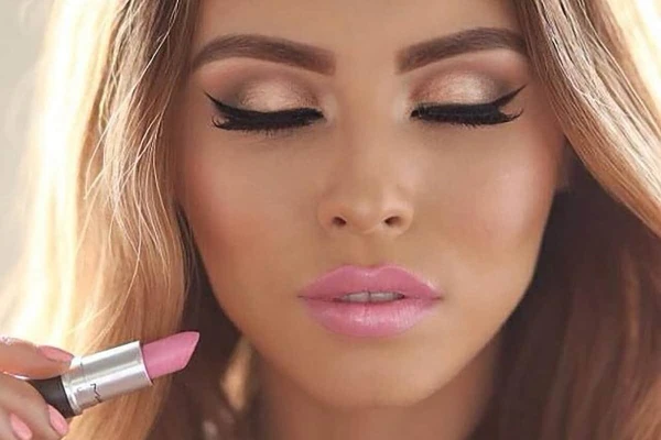 He’s Back: The Controversial Makeup Trend That Has Captured the Hearts of Stylish Women