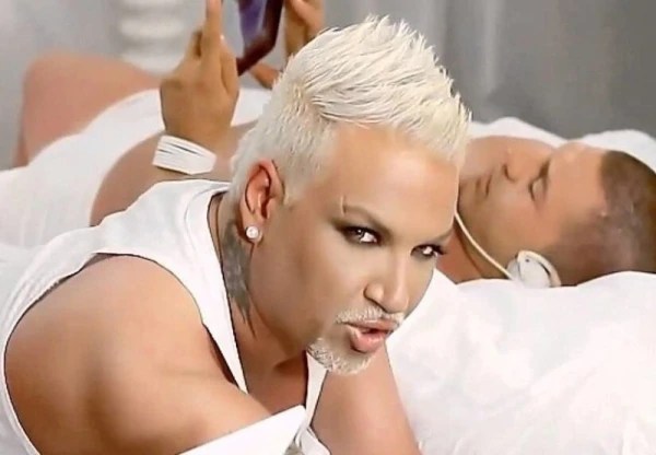 The singer of the song 'Mrazish' who changed his image took to the stage in a corset