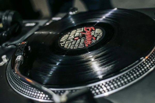 Why Vinyl Records Sound Richer Than CDs?