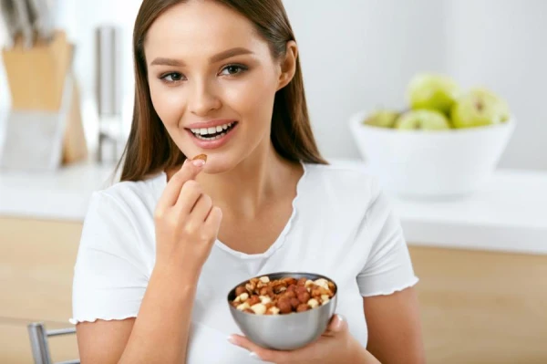 Replacing eggs with nuts at breakfast reduces the risk of cardiovascular diseases