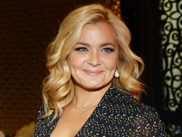 Знакомство 47-летней блондинки с молодым бойфрендом состоялось на съемках сериала «Царская прививка».