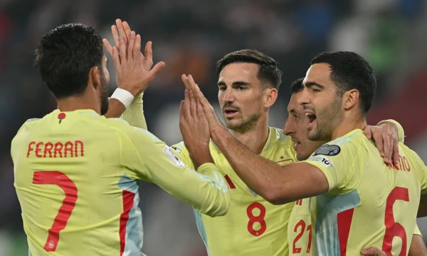 The Spain national team sets a record unbeaten streak, surpassing Vicente del Bosque's team
