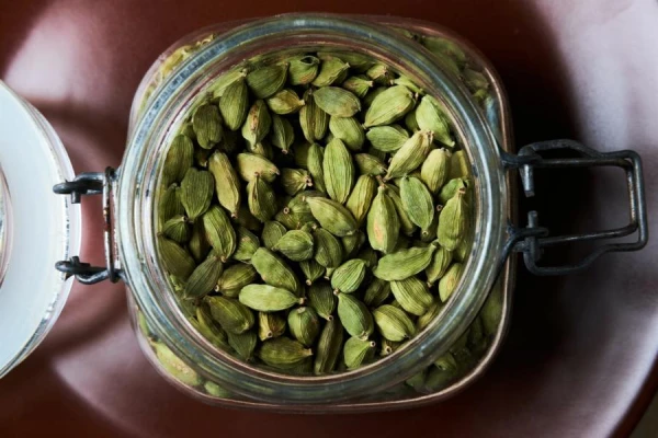 The Charm of Aroma and Its Benefits: How to Choose and Use Cardamom