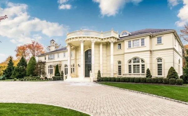 Архитектура напоминает Белый Дом в Вашингтоне.