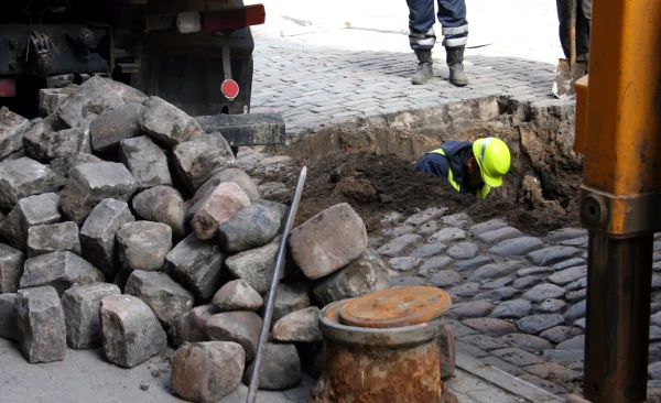 “When a trolleybus or car passes by — all the walls in the house shake”: residents are concerned about the condition of the sewer manholes