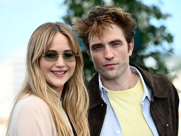 В драме «Умри, моя любовь» героиня Лоуренс переживает тяжелый послеродовой психоз, с которым тщетно пытается бороться герой Паттинсона.