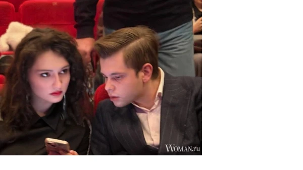 Звездная барышня выходит в свет с приятелем.