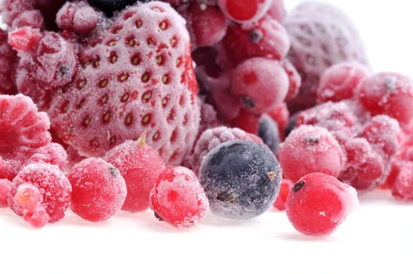 What risks are associated with consuming frozen berries?