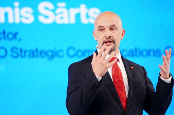 Expert: “When we grab each other by the throat, champagne is opened in the Kremlin”