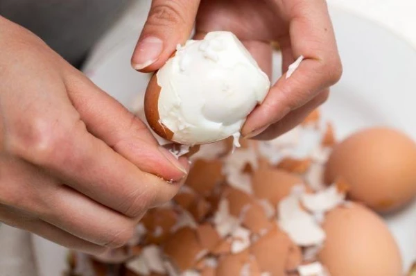 How to Properly Peel Eggs to Avoid Crumbs