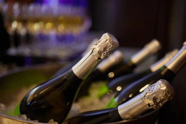 В этих темных бутылках скрывается много тайн.