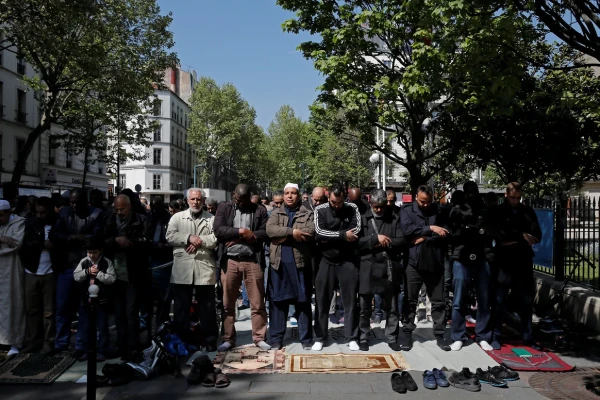 Коллективный намаз - нормальная практика уютных парижских улочек.