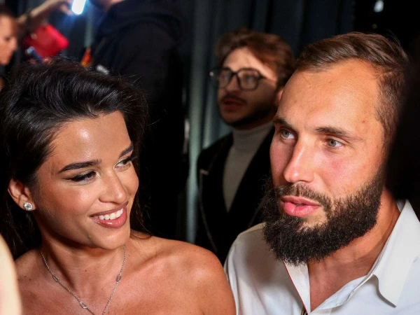 А ей всегда так хорошо с любимым мужем.