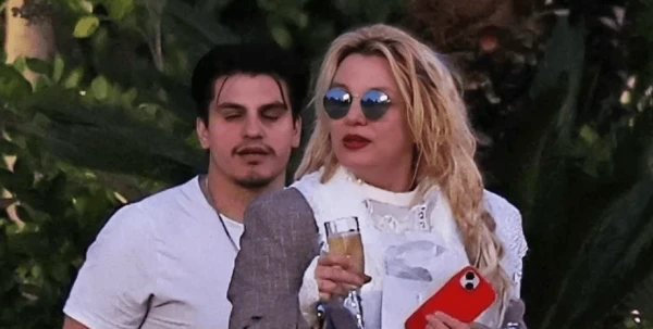 Britney Spears stated that she wants to leave the USA after new paparazzi photos