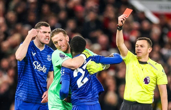 EPL. Everton Reduced to Ten Men After Altercation Between Their Own Players