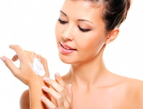 Against Dryness, Microcracks, and Irritation: How to Choose a Hand Cream in Winter