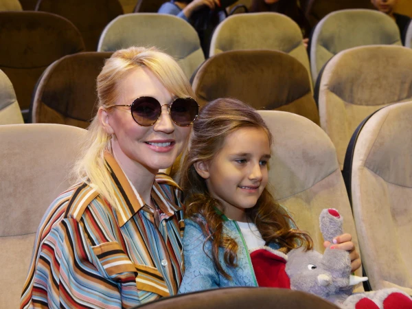 У нее было золотое детство.