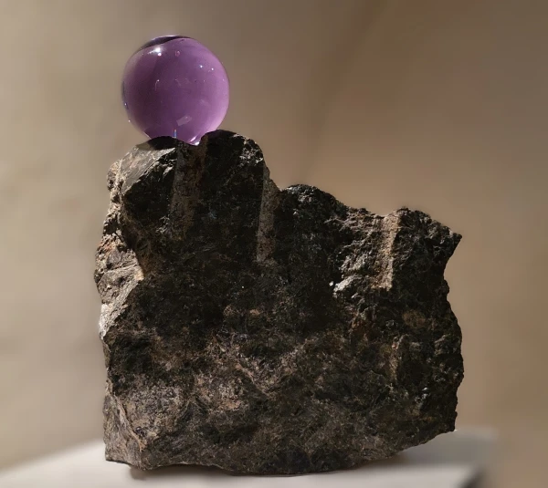 The Menzendorff House Hosts the Glass Art Exhibition 'Sweet River of Hope'