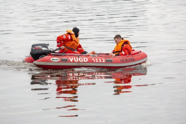 Rescuers continue the search for the car that sank yesterday in the Daugava