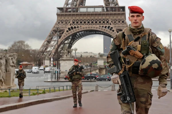 Элитарные легионеры давно стали туристической достопримечательностью Парижа.