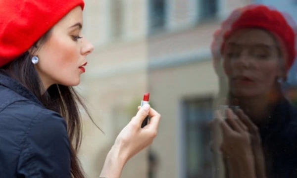 How a Small Detail Transforms an Ordinary Look into a Memorable One