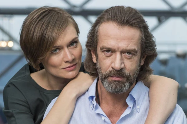 Любящий папа помогал своей кровиночке, как мог.