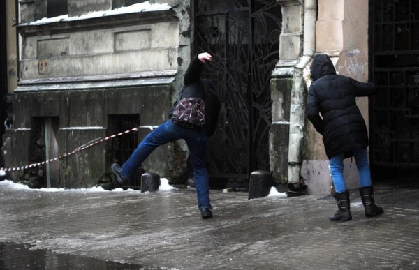 “I was flying feet first”: Riga residents are outraged - the city has turned into a solid ice rink