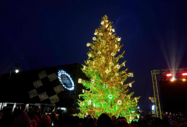 Three hundred people came to see the main Christmas tree of Riga being lit