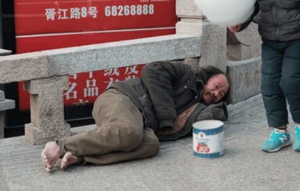 Малоимущему стало скучно, и он решил развлечься.