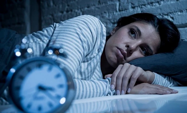 Sleep specialist explains how to fall asleep after waking up at night