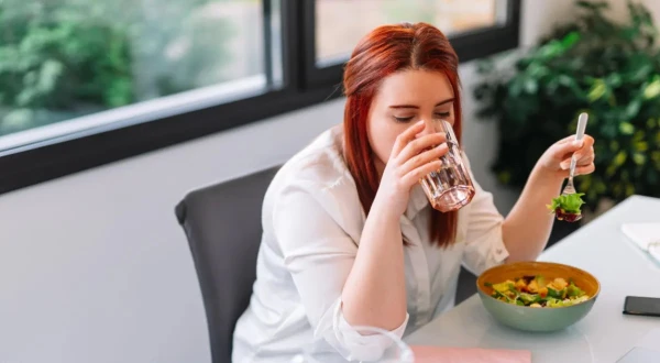 Is it okay to drink during meals: doctors give a definite answer