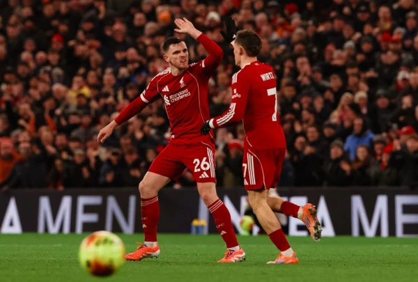 English Championship. Liverpool salvaged a draw against Sunderland, Chelsea conceded three goals to the outsider