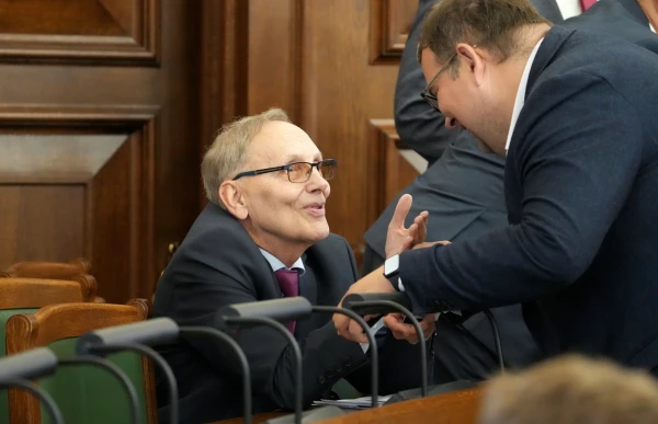 Officials Can't Even Buy a Rolls-Royce!” Deputy Criticizes the Income of Senior Officials