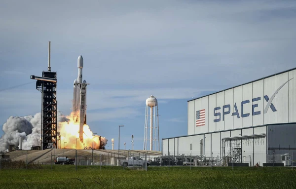 SpaceX valued itself at $800 billion and became the most expensive private company in the world again