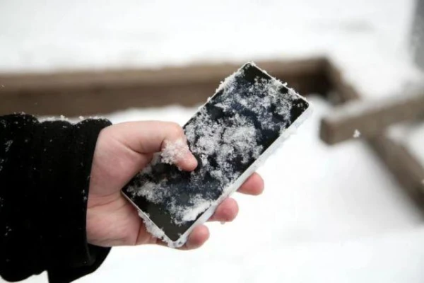 What to Do If Your Mobile Phone Falls into Snow